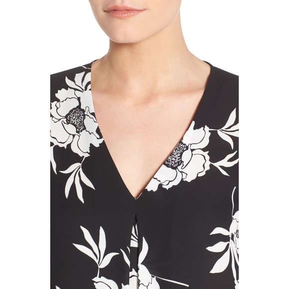 NWT Petite XXS Vince Camuto Floral V-Neck Blouse - Picture 4 of 5